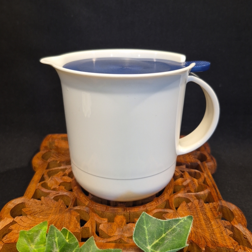 Tupperware 12-ounce Creamer White & Navy Blue w/ Snap-on Flip Top Lid ~ 2309A-1